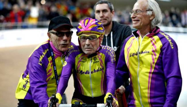105 साल की उम्र में बनाया 1 घंटे में सबसे ज्यादा साइकिल चलाने का रिकॉर्ड