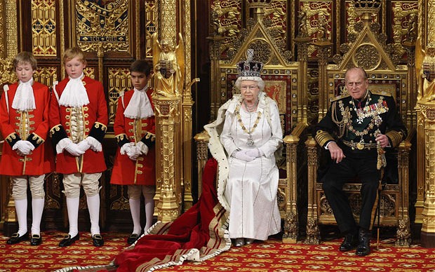 10 Crazy Powers That Queen Of England Has